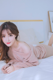 在卫生间里打扑克